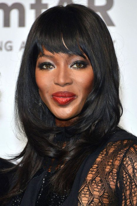 Naomi Campbell usando una peluca 