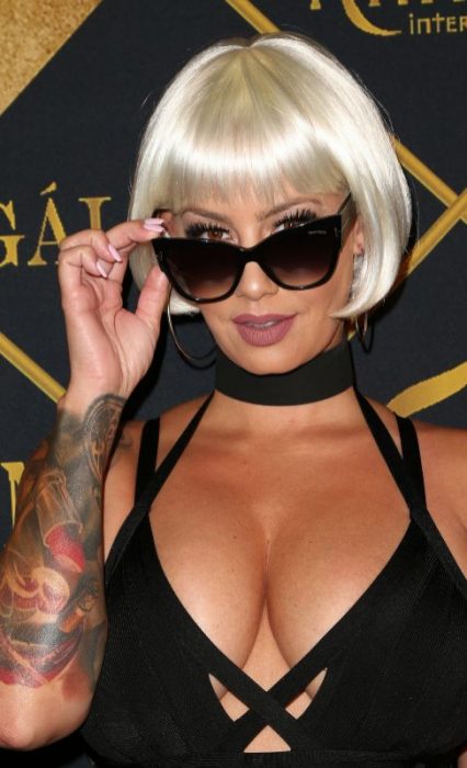 Amber Rose usando una peluca 