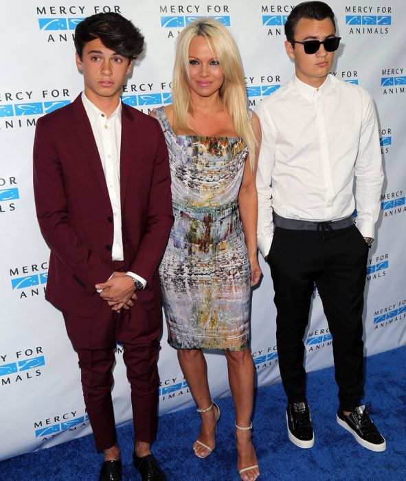 Pamela Anderson posando junto a sus hijos en una alfombra roja 