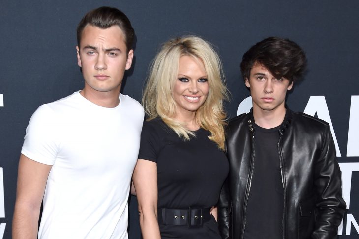 Pamela Anderson posando junto a sus hijos en una alfombra roja 