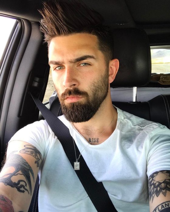 Chris John Millington conduciendo un auto 