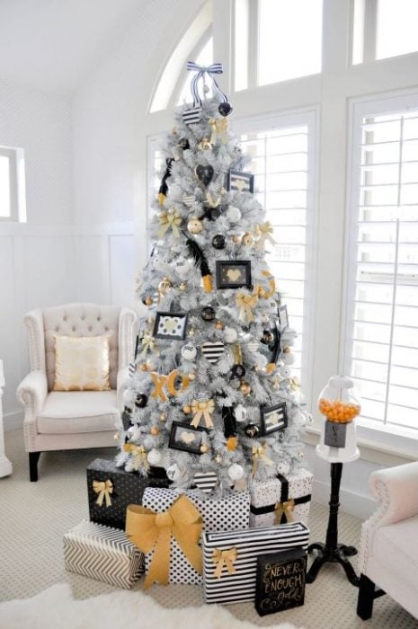 árbol de navidad decorado con portaretratos