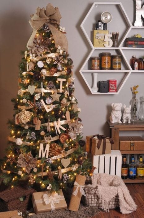 árbol de navidad decorado con cintas doradas 