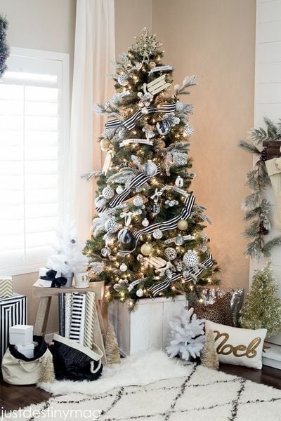 árbol de navidad con cintas blanco y negro