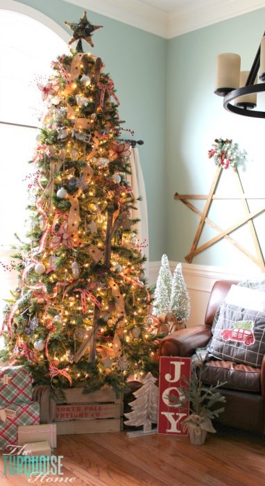 árbol de navidad decorado con adornos enormes