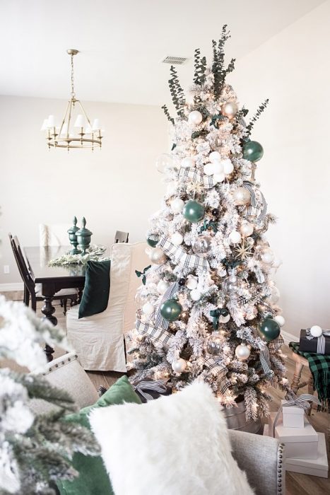 árbol blanco decorado con tonos verdes 