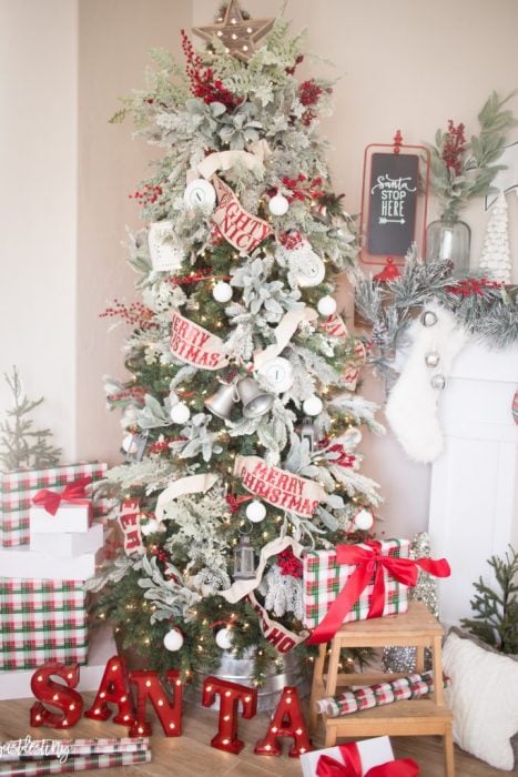 árbol de navidad decorado con listones de color rojo