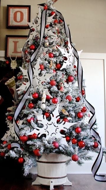 árbol de navidad decorado en tonos rojos con blanco y gris 