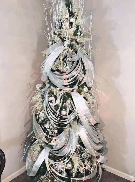 árbol de navidad con listones plateados 