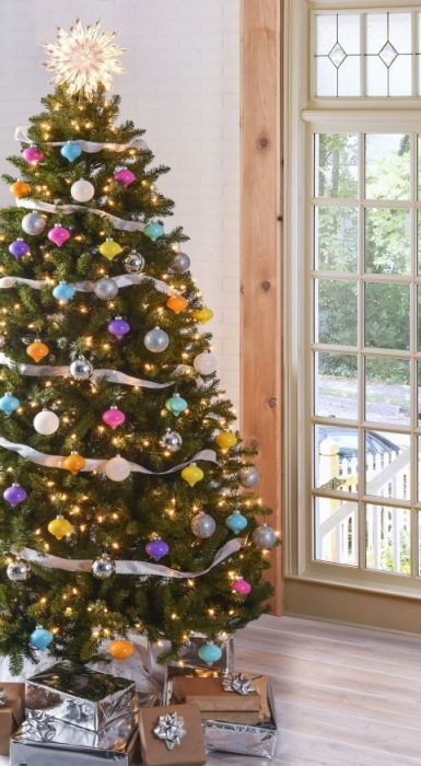 árbol de navidad con esferas de colores