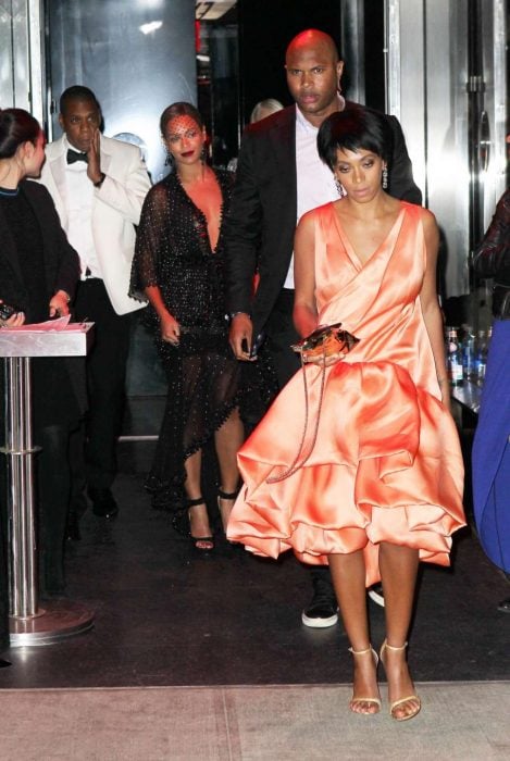 Solange knowles, Jay Z y Beyonce saliendo de un elevador después de una pelea 