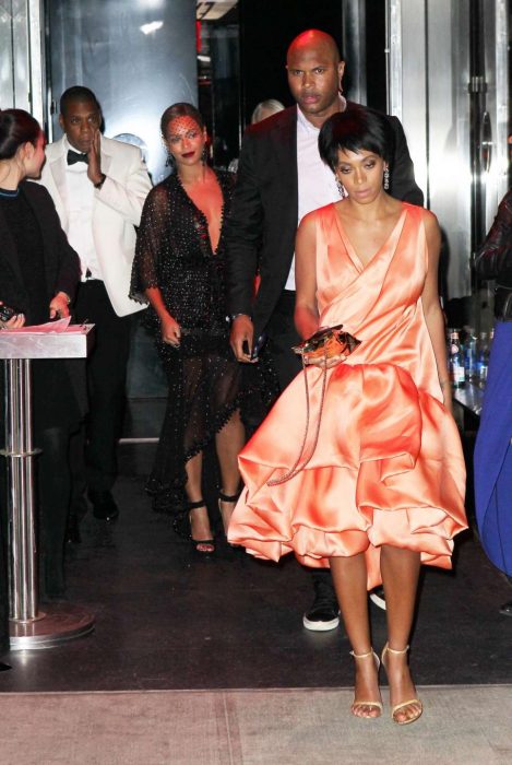 Solange knowles, Jay Z y Beyonce saliendo de un elevador después de una pelea 