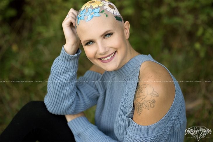 Chica sufre alopecia y su madre pinta flores para una sesión de fotos 
