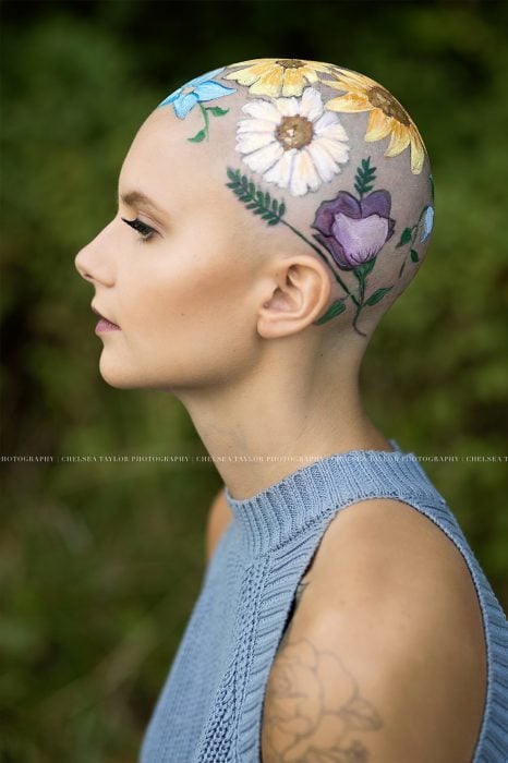 Chica sufre alopecia y su madre pinta flores para una sesión de fotos 