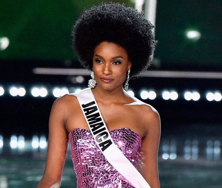 chica con cabello afro