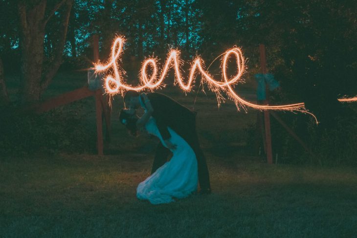 Pareja tomándose una foto el día de su boda 