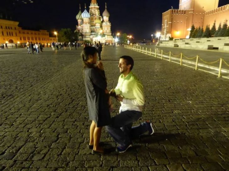 Pareja tomándose una foto en Rusia