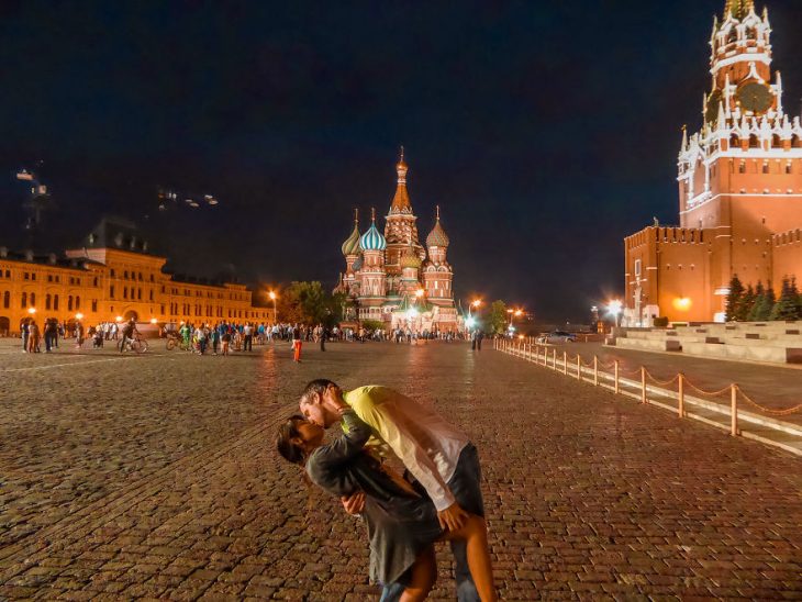 Pareja tomándose una foto en Rusia