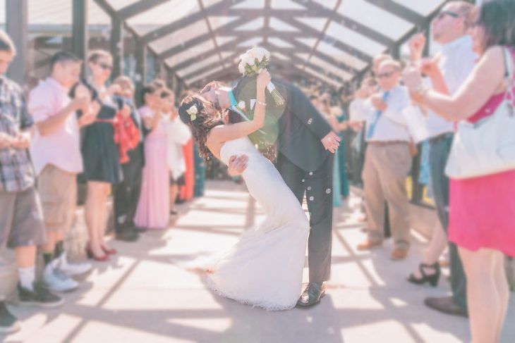 Pareja tomándose una foto el día de su boda 