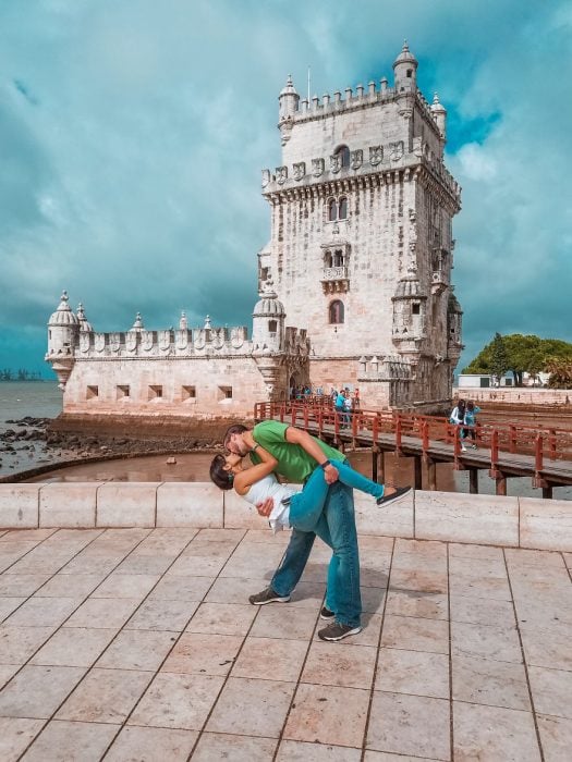 Pareja tomandose una foto en Lisboa Portugal 