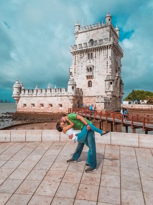 Pareja tomandose una foto en Lisboa Portugal 