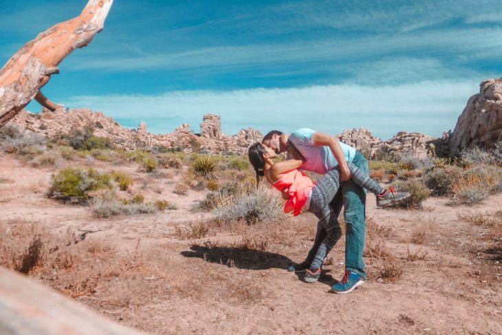 Pareja tomandose una foto en medio de un parque en California Estados Unidos 