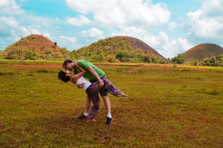 Pareja tomandose una foto en medio de un parque en Filipinas 