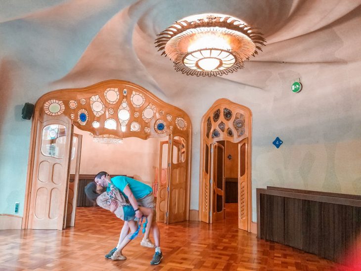 Pareja tomandose una foto en medio de un museo en España