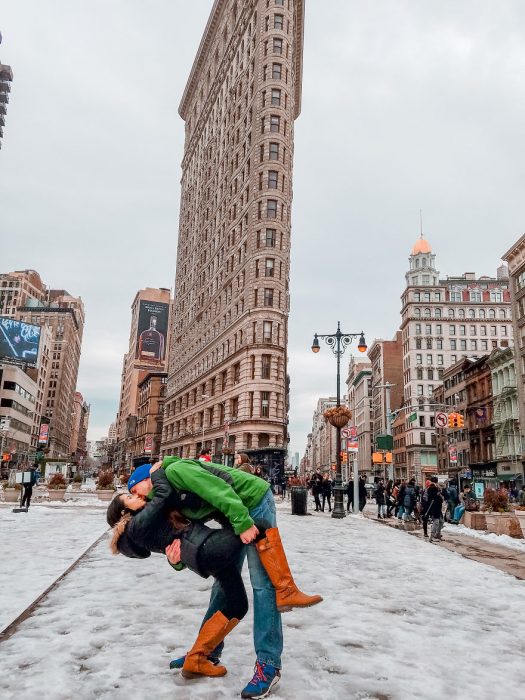 Pareja tomandose una foto en medio de Nueva York 