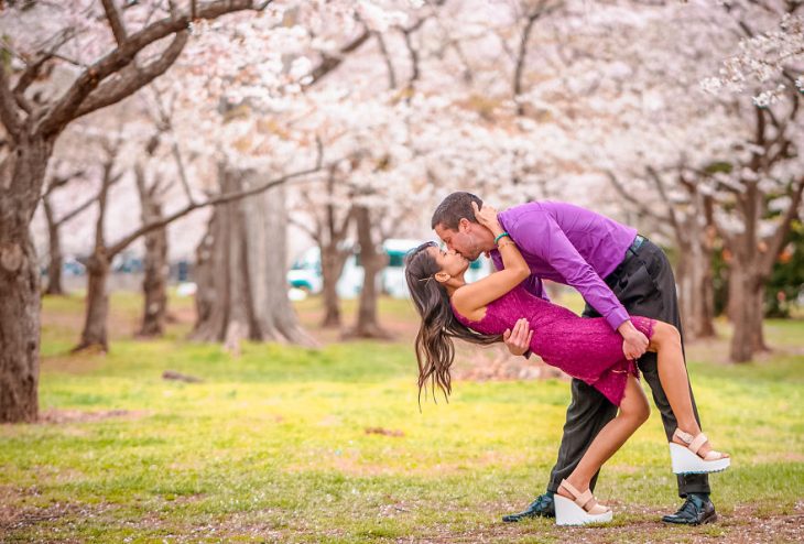 Pareja tomandose una foto en Washington Estados Unidos 