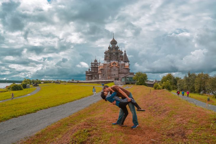 Pareja tomándose una foto en Rusia