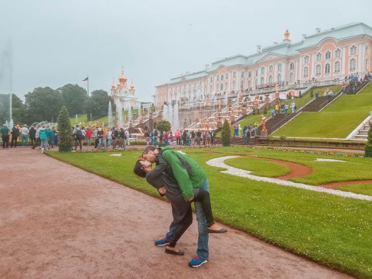 Pareja tomándose una foto en Rusia