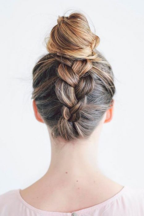 Chicas usando un peinado para cabello de longitud media o mediano