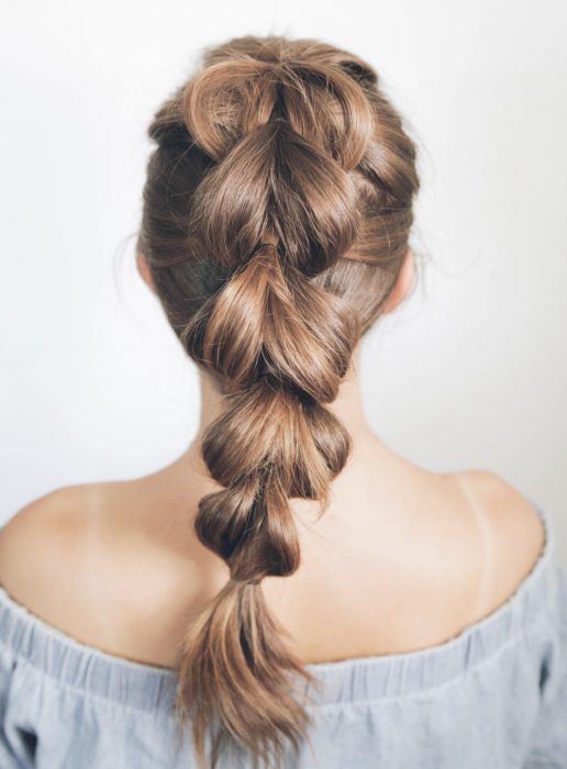 Chicas usando un peinado para cabello de longitud media o mediano