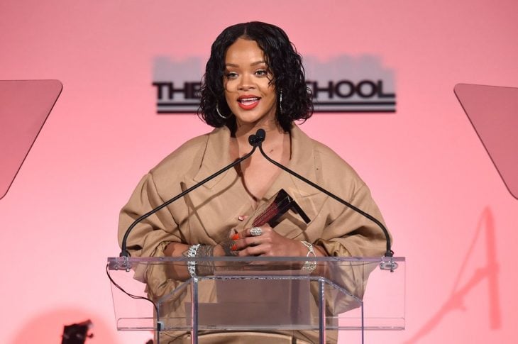 Rihanna recibiendo un premio por la escuela de diseño
