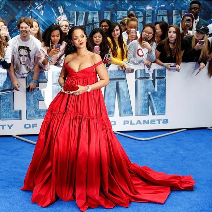Rihanna usando un vestido rojo en la presentación de valerian 