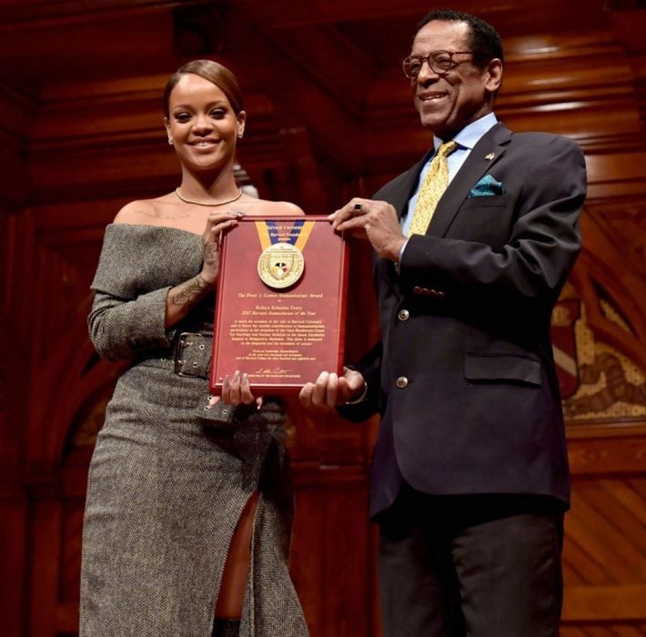 Rihanna recibiendo el premio de humanitaria del año por Harvard 