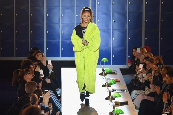 Rihanna presentando su colección de moda en París 