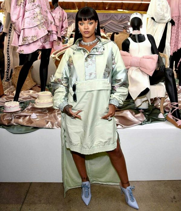 Rihanna abriendo su nueva tienda de ropa