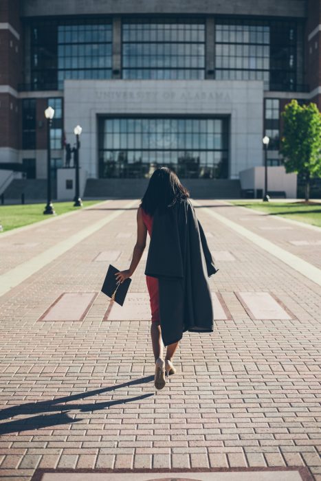 chica graduándose 