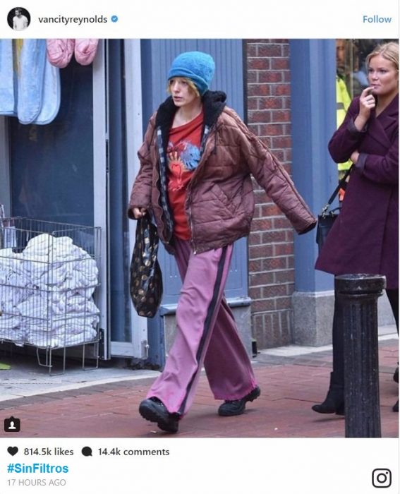 chica caminando por la calle 