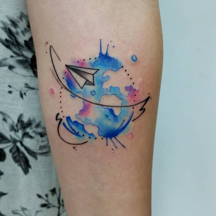 tatuaje de avión de papel