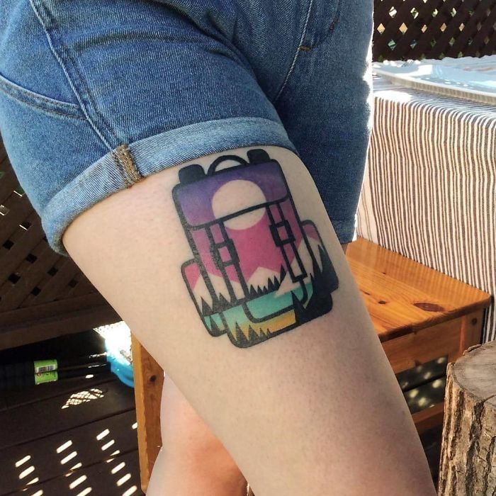 tatuaje de mochila de colores