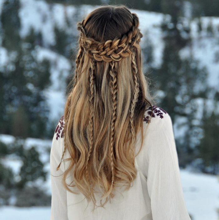 chica usando trenzas en invierno