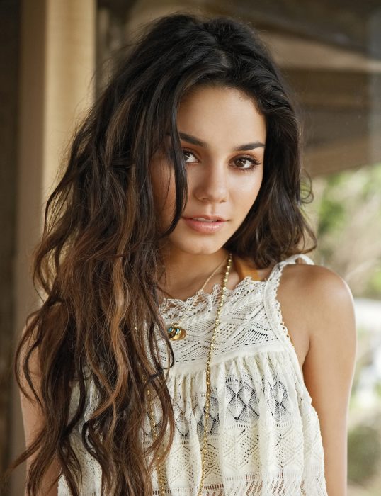 chica con cabello con ondas