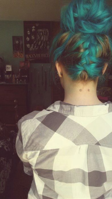 Chica usando un Nape Piercing 