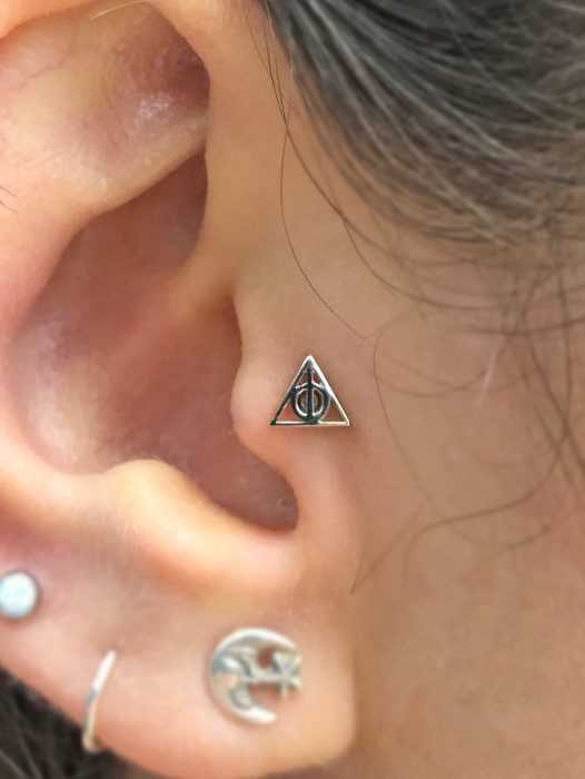 Chica usando un Piercing Tragus 