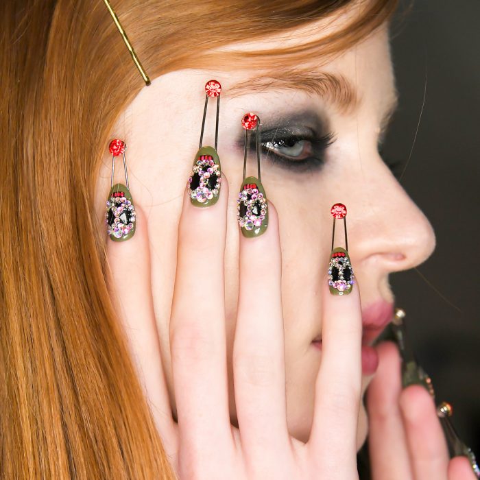 chica con uñas de calavera