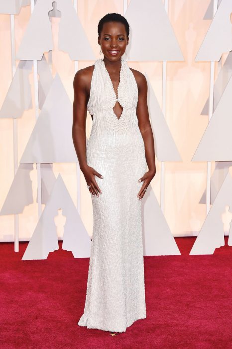 lupita nyong'o usando un vestido blanco con perlas 