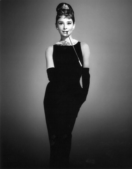 Audrey Hepburn usando un little black dress de 900 mil dólares